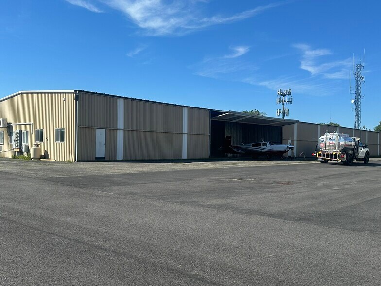 More Photos Of 10 Hangar Rd, Vineyard Haven Warehouse For Lease