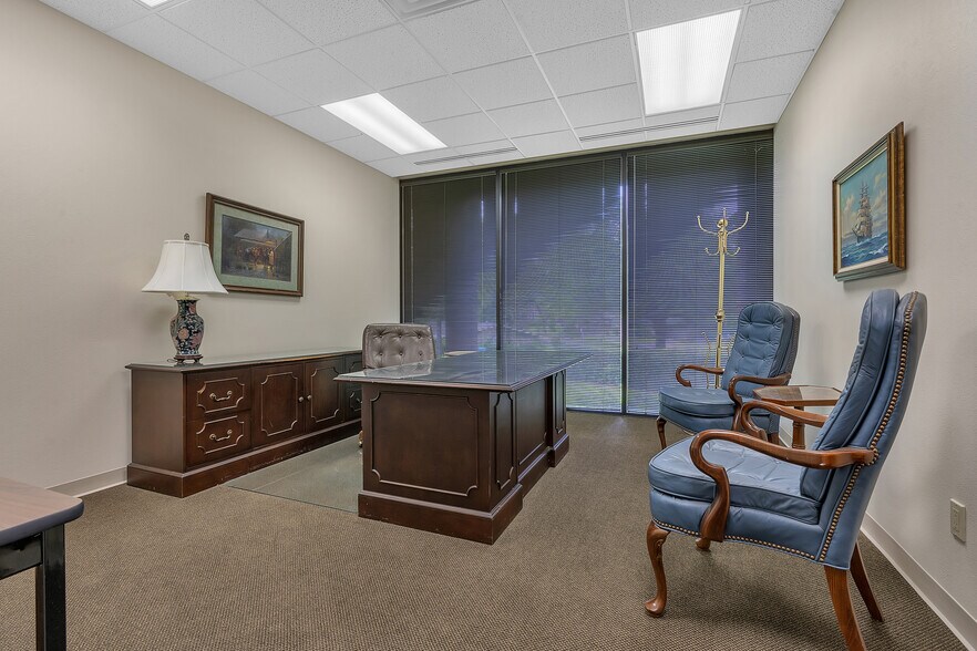 More Photos Of 400 W Houston St, Marshall Office For Sale