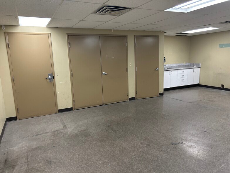 More Photos Of 5977 Hazeldean Rd, Ottawa Warehouse For Lease