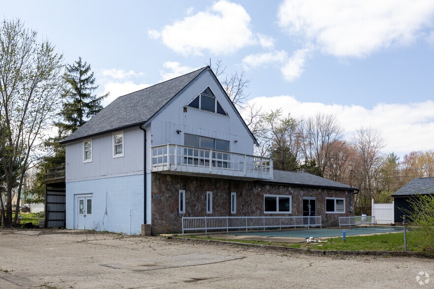 More Photos Of 805 Ohio Pike, Cincinnati Storefront Retail Office For Sale