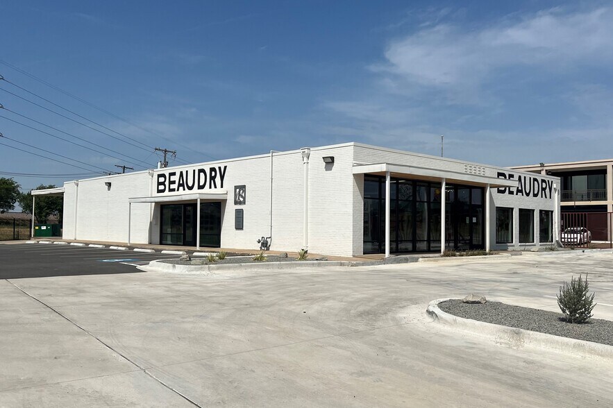 More Photos Of 7009 John Carpenter Fwy, Dallas Warehouse For Lease