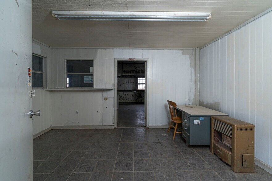 More Photos Of 108 West Gillum, Grandview Warehouse For Sale