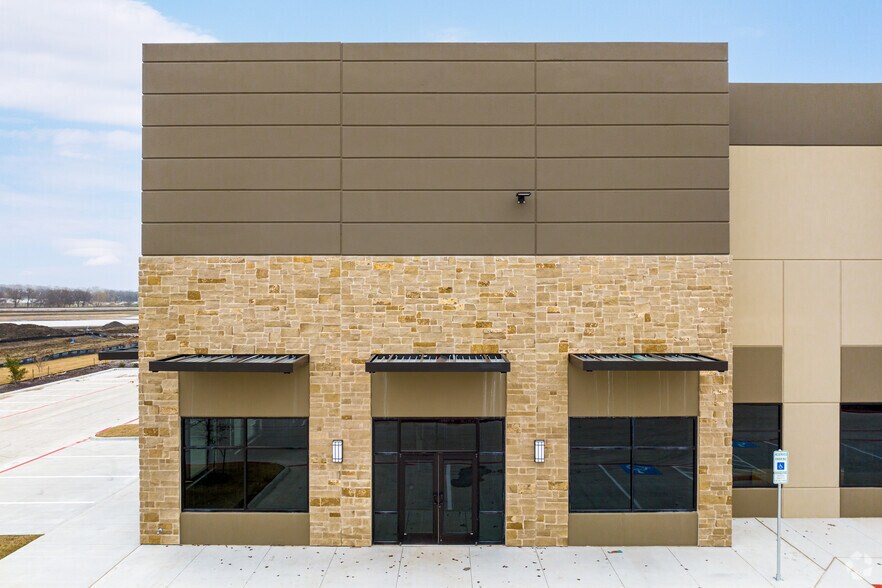 More Photos Of 631 Industry Way, Prosper Industrial For Lease
