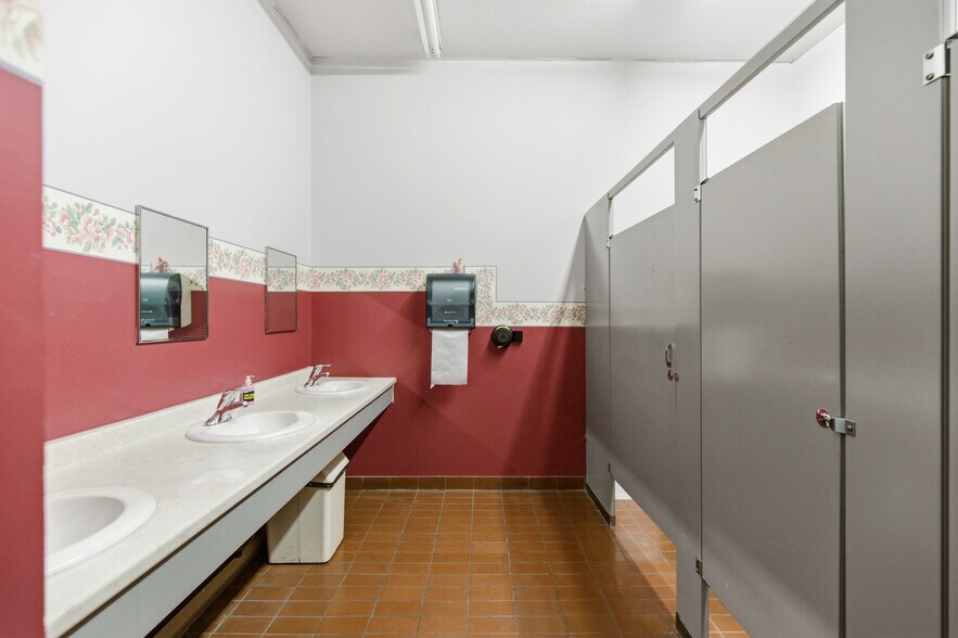 More Photos Of 642 Great Northern Rd, Sault Ste Marie Freestanding For Lease