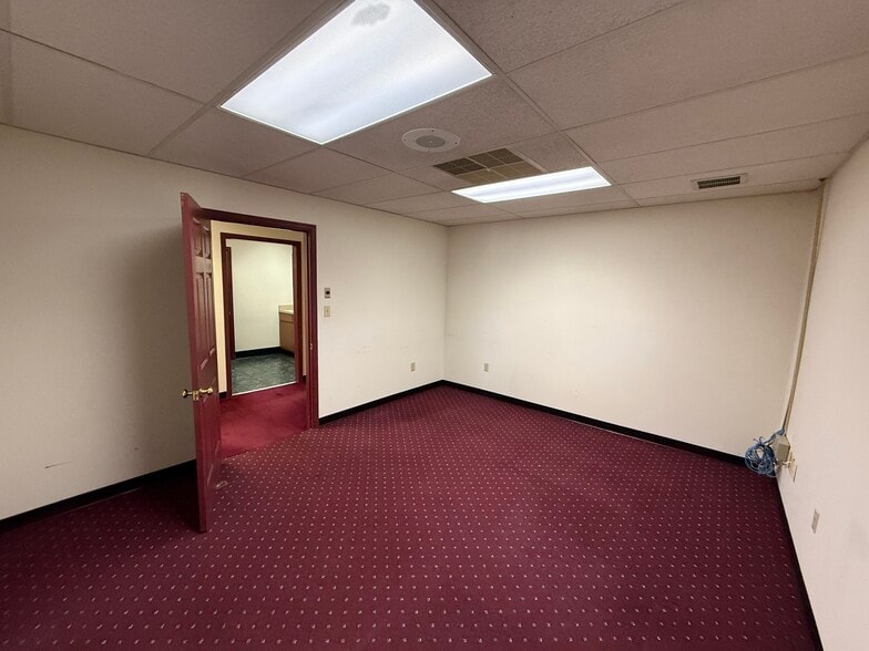 More Photos Of 403 Chatham Sq, Fredericksburg Office For Sale