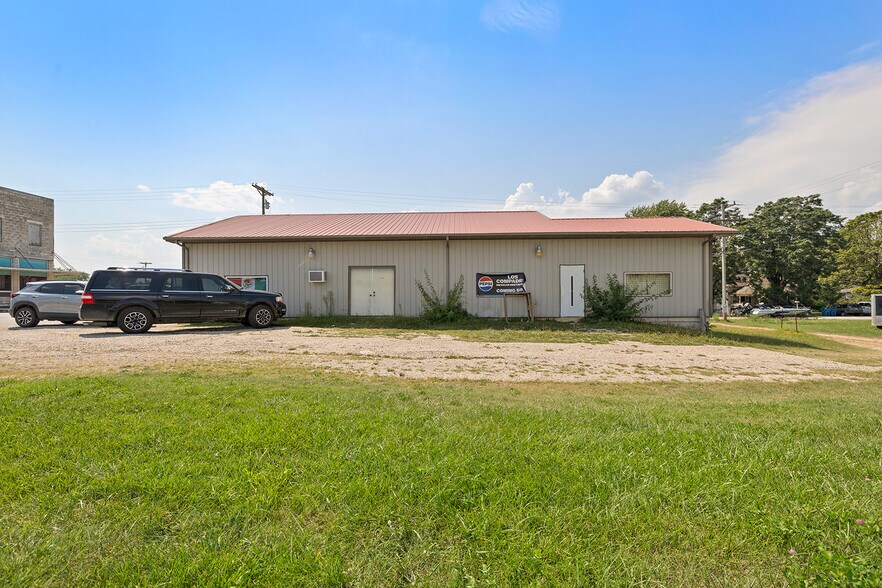 More Photos Of 143 E Main St, Fordland General Retail For Sale