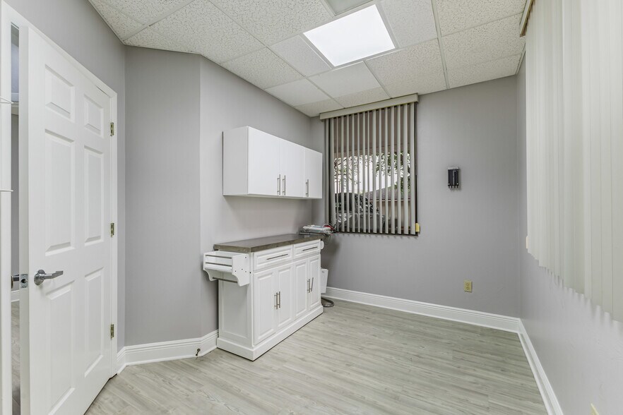 More Photos Of 1425 Viscaya Pky, Cape Coral Office For Lease