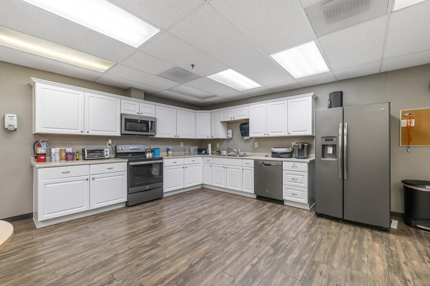More Photos Of 11930 Heritage Oak Pl, Auburn Light Distribution For Lease
