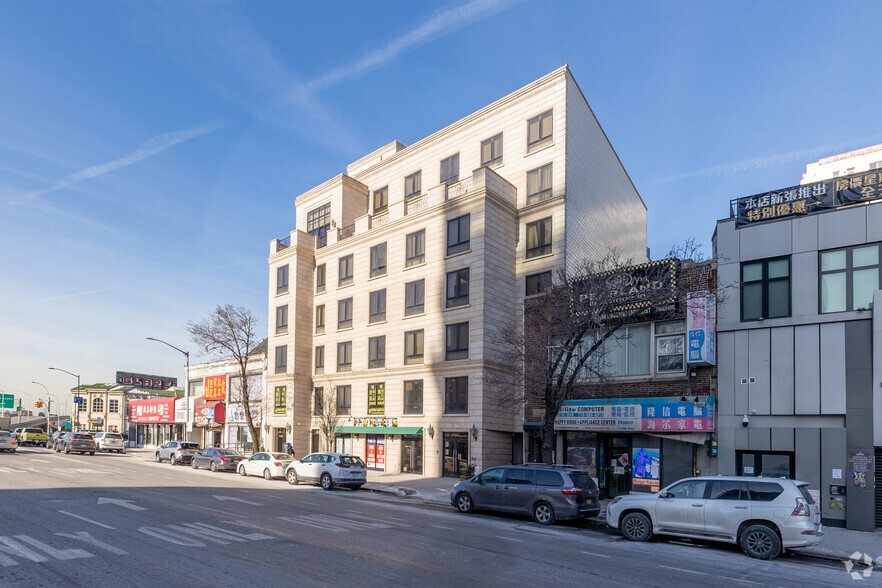 Primary Photo Of 13517 Northern Blvd, Flushing Parking Garage For Sale