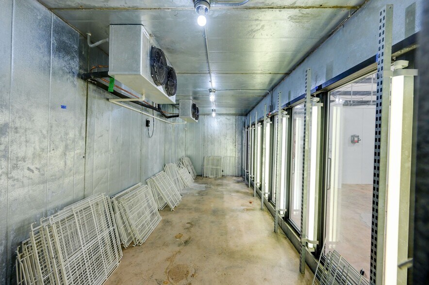 More Photos Of 1301 & 1307 Main St, Blanco Light Distribution For Sale