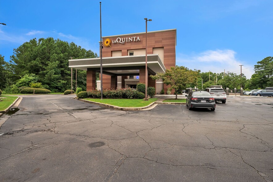 Primary Photo Of 1695 Outlet Center Dr, Selma Hotel For Sale