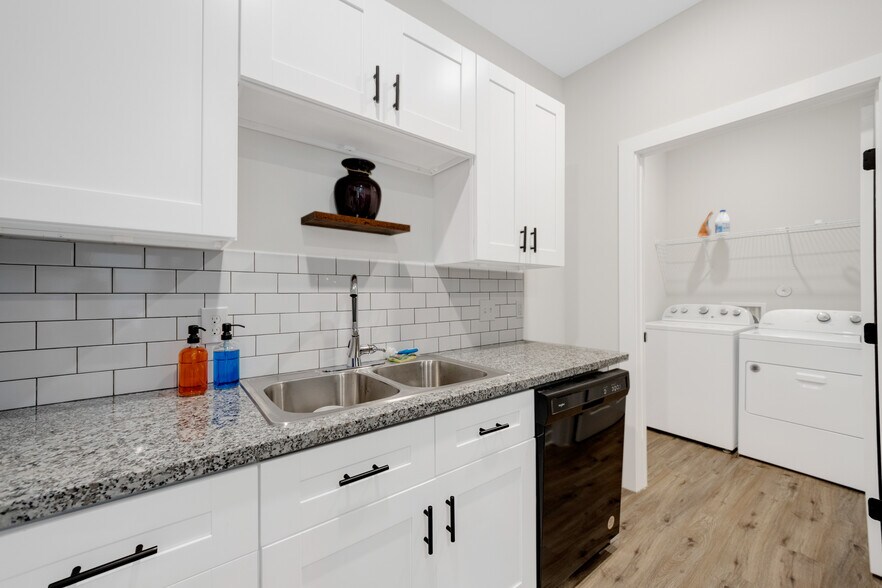 More Photos Of 10317 Lake Rd, Houston Apartments For Sale