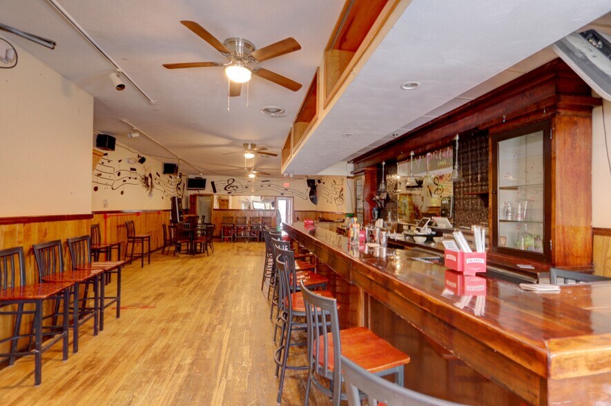 More Photos Of 14 E Main St, Waterloo Town Bar For Sale