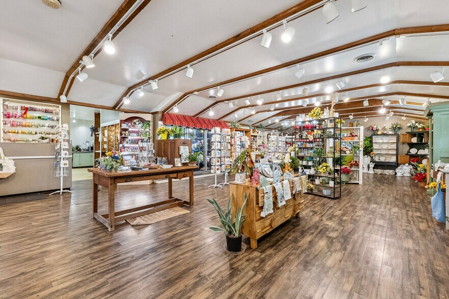 More Photos Of 1126 E State St, Sycamore Storefront Retail Residential For Lease