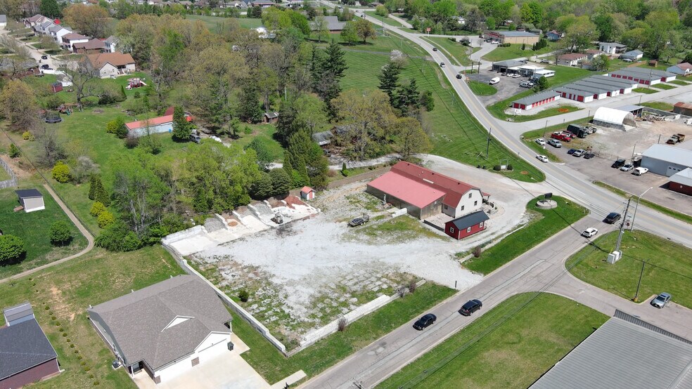 More Photos Of 641 Highland Ave, Vine Grove Freestanding For Sale