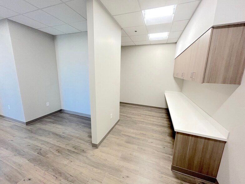 More Photos Of 38 W 13775 S, Draper Medical For Lease