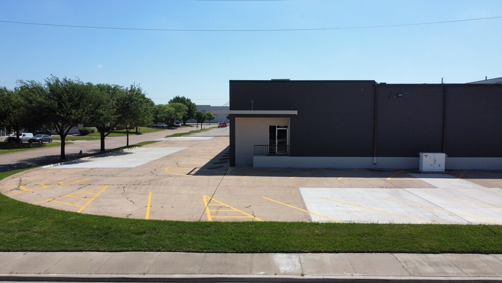 More Photos Of 3400 Royalty Row, Irving Distribution For Lease
