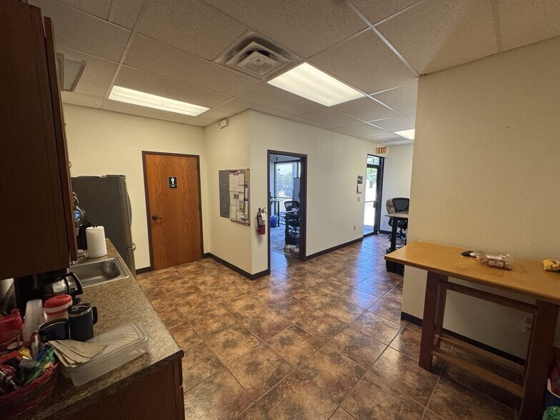 More Photos Of 2014-2018 Silver St, Garland Light Manufacturing For Sale