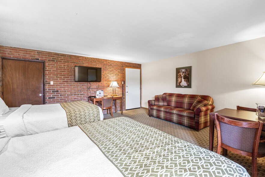 More Photos Of 310 S McCune St, Pilot Knob Hotel For Sale