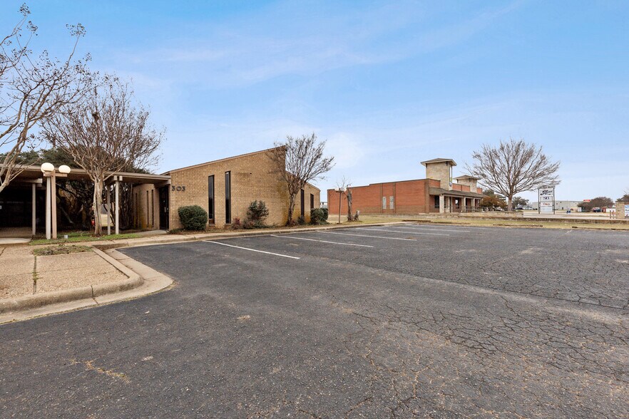 More Photos Of 303 N Ridgeway Dr, Cleburne Medical For Sale