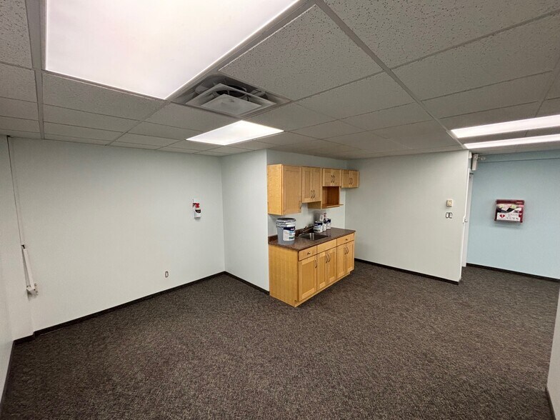 More Photos Of 4125 Mcconnell Dr, Burnaby Warehouse For Lease