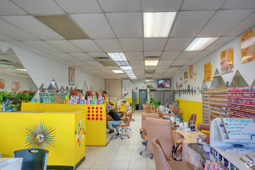 More Photos Of 17100-17114 S Park Ave, South Holland Storefront Retail Office For Lease