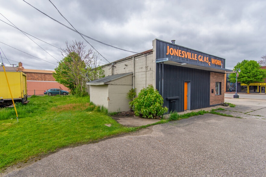 More Photos Of 264 E Chicago St, Jonesville Service Station For Sale