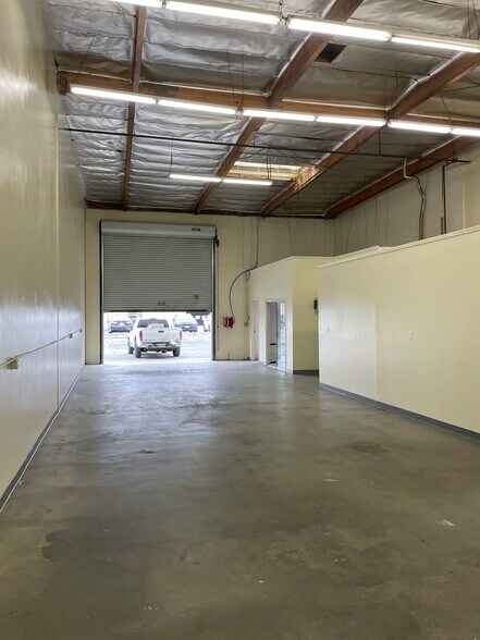 More Photos Of 9790-9792 Glenoaks Blvd, Sun Valley Warehouse For Lease