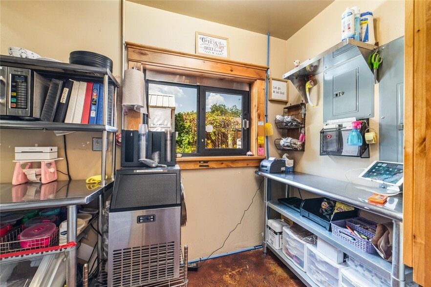 More Photos Of 301 E Brown St, San Saba Freestanding For Sale