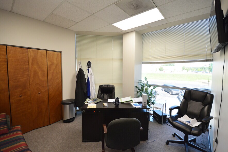 More Photos Of 5509 W Friendly Ave, Greensboro Office For Lease