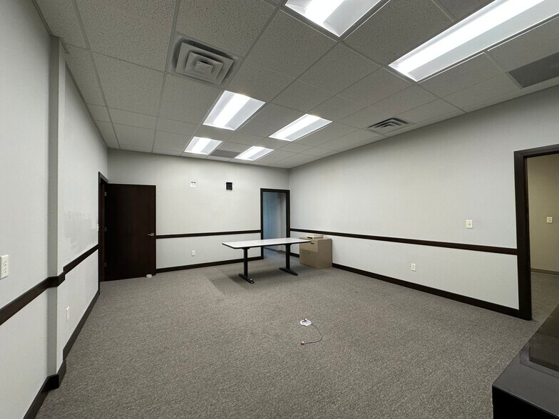 More Photos Of 673 Westbury Dr, Iowa City Storefront Retail Office For Sale