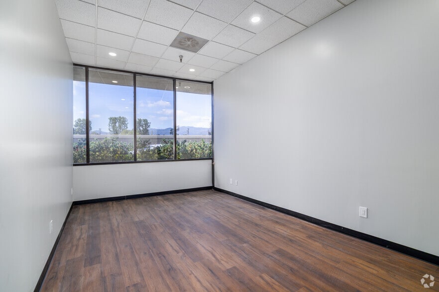 More Photos Of 1611 W Pomona Rd, Corona Unknown For Lease