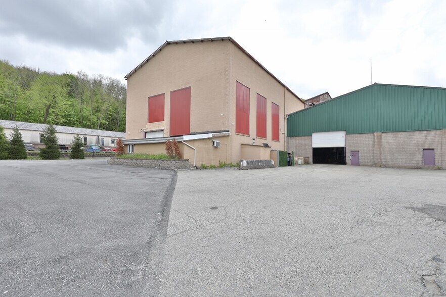 More Photos Of 126 E Dickerson St, Dover Warehouse For Lease