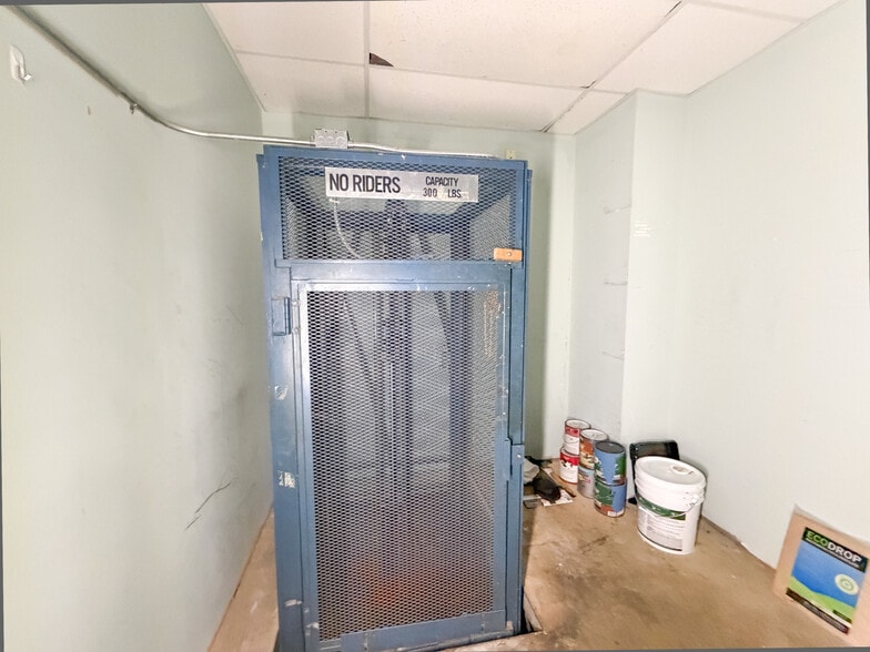 More Photos Of 900 W Chapel Rd, Asheville Showroom For Sale