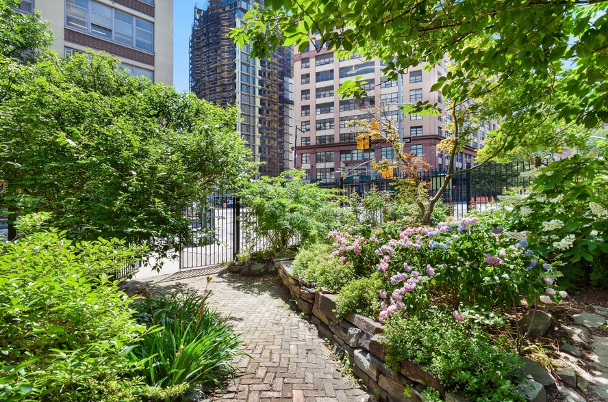 More Photos Of 183 Concord St, Brooklyn Flex For Sale