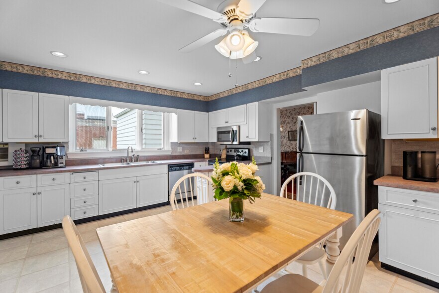 More Photos Of 32 E Main St, Mystic Office For Sale