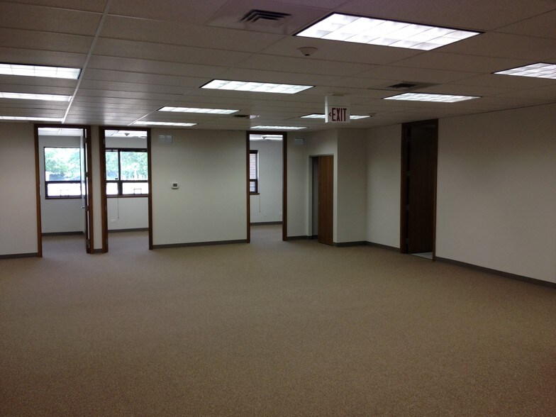 More Photos Of 100 Hillcrest Blvd, Schaumburg Office For Lease