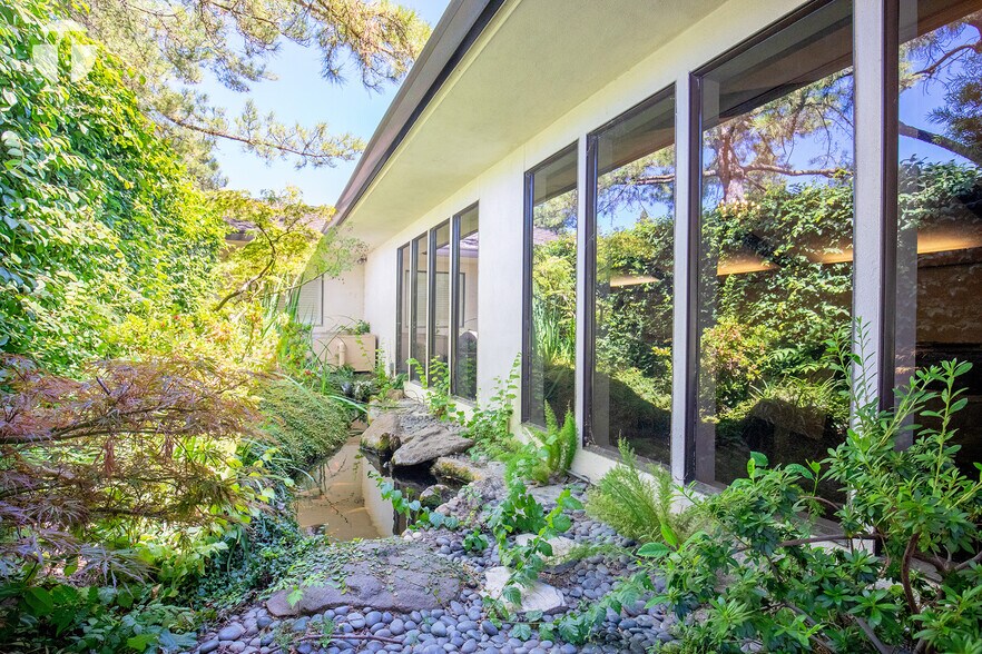 More Photos Of 2685 Riverside Blvd, Sacramento Funeral Home For Sale