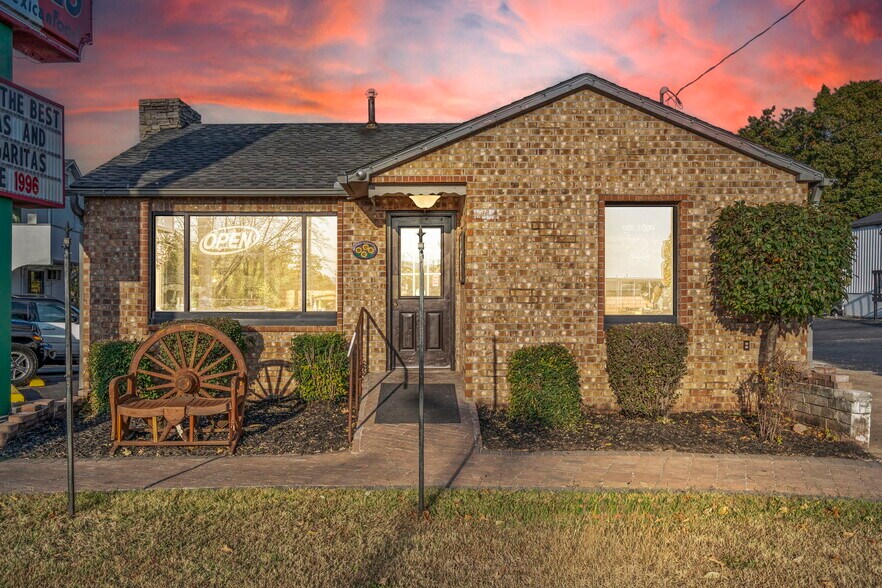 More Photos Of 1107-1109 W 76 Country Blvd, Branson General Retail For Sale