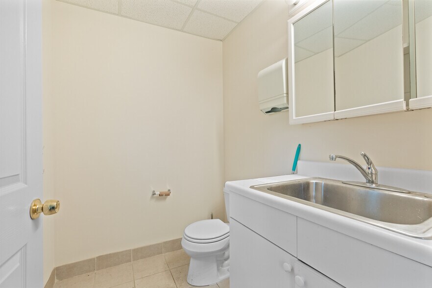 More Photos Of 15 Hamburg Tpke, Bloomingdale Office For Sale