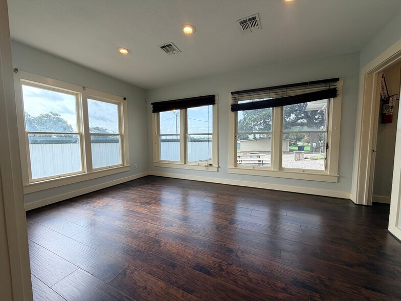 More Photos Of 415 W Goodwin St, Pleasanton Storefront Retail Office For Lease