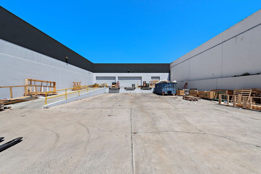 More Photos Of 11552 Monarch St, Garden Grove Warehouse For Lease