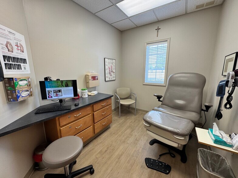More Photos Of 3322 W Willow Knolls Rd, Peoria Office For Sale