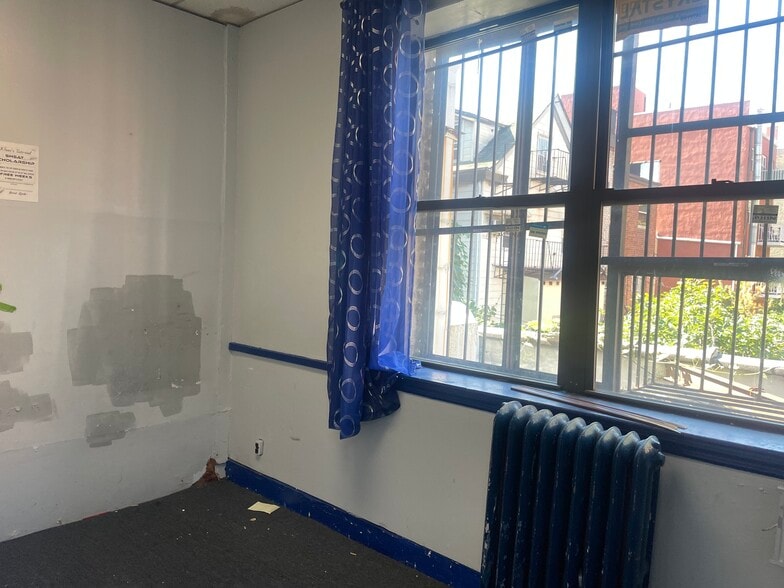 More Photos Of 3110 30th Ave, Astoria Storefront Retail Office For Lease