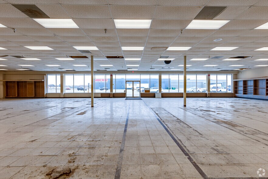 More Photos Of 1605 1st St S, Willmar Storefront For Lease
