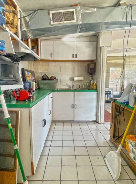 More Photos Of 1101 W Sheridan Ave, Shenandoah Auto Repair For Sale