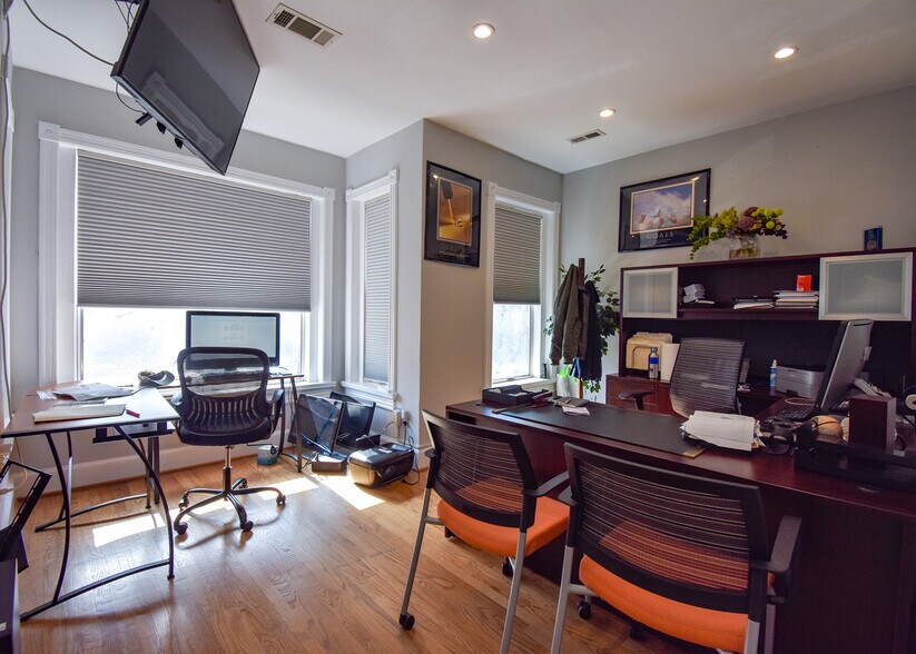 More Photos Of 1717 N St NW, Washington Office For Sale