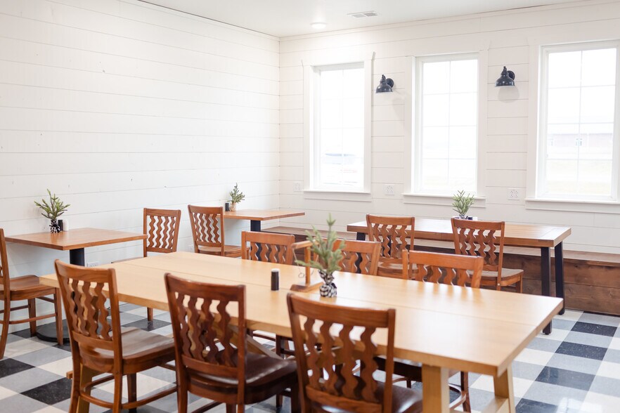 More Photos Of 2015 N Missouri St, Macon Restaurant For Sale