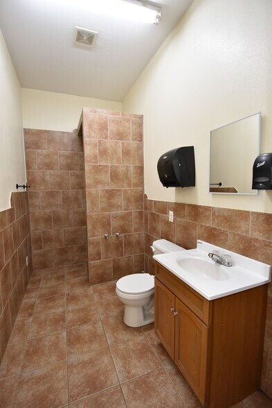 More Photos Of 701 W Broadway, Seminole Manufacturing For Sale