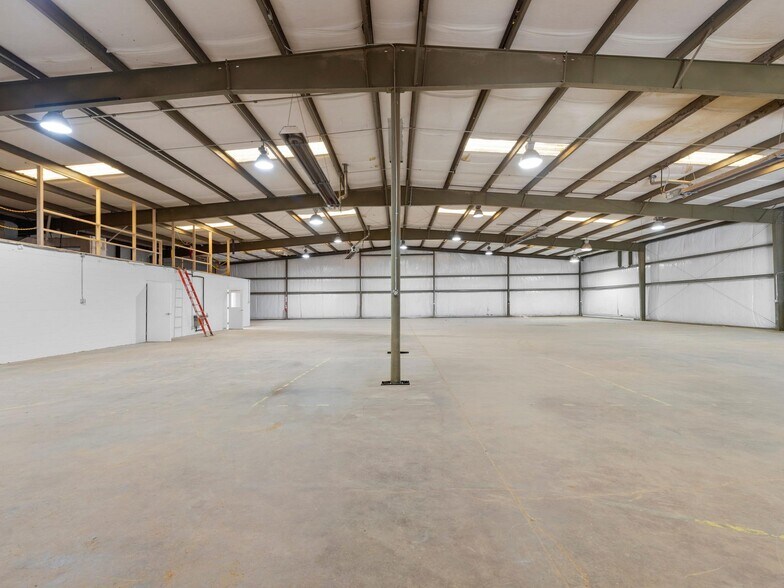 More Photos Of 93 Thompson St, Asheville Manufacturing For Lease